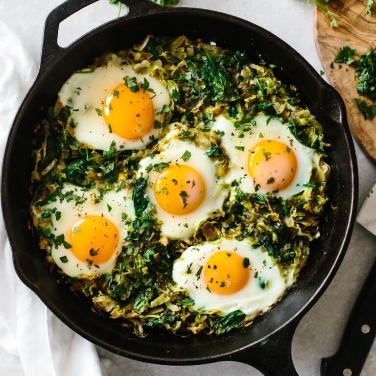 Green Shakshuka in a cast iron skillet.