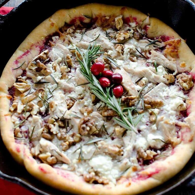 A turkey cranberry pizza.
